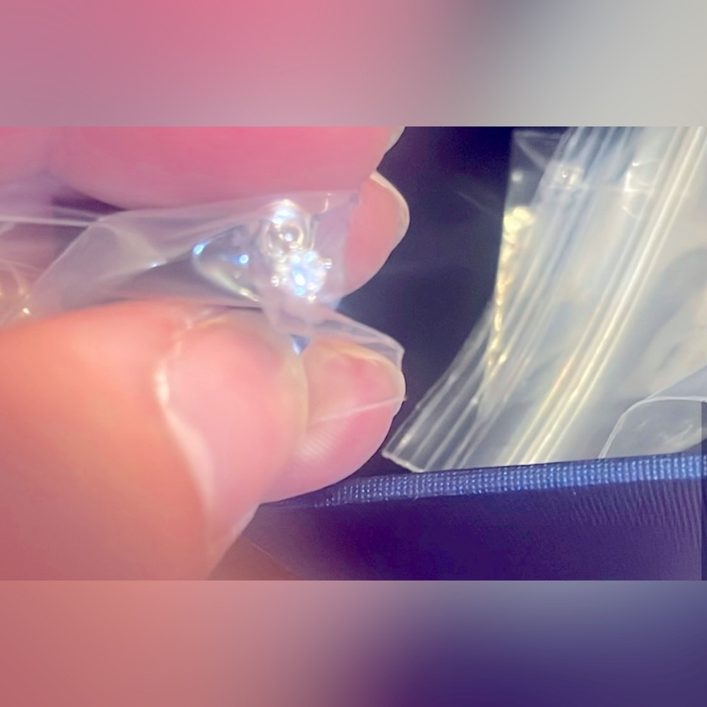 0.1 carat certified diamond earrings